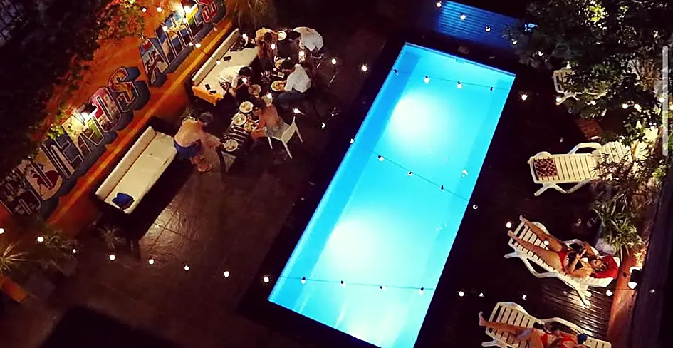 Pileta y terraza del Circus Hostel de noche